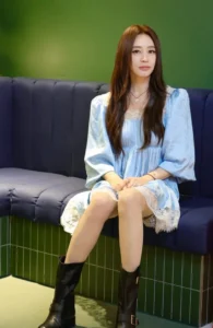 소파에앉은김혜수