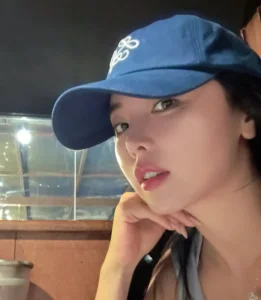 턱을괸홍진영